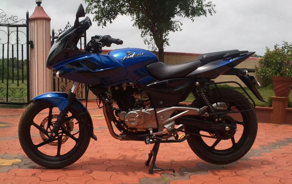 Pulsar 220 Bike on Rent - Rentux